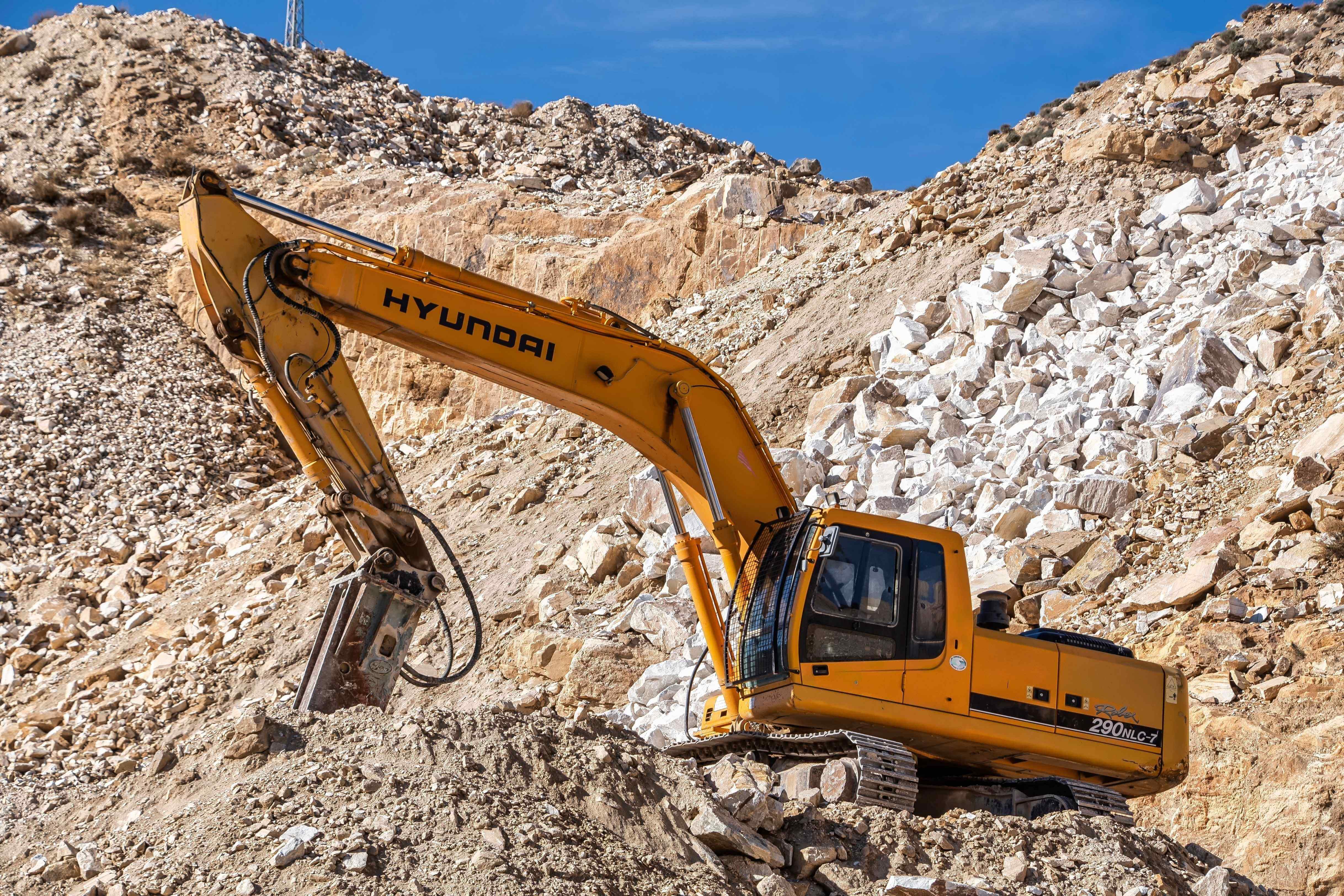 Excavadora trabajando en condiciones exigentes de cantera